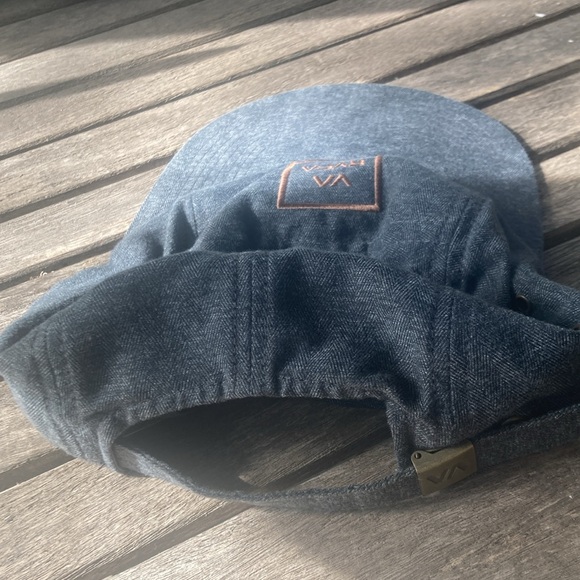 Adjustable RVCA 5 panel grey hat - Picture 4 of 5